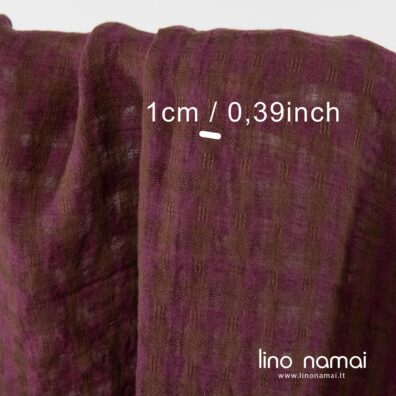 Permatomas, išaustas langeliais iš rudų ir violetinių verpalų lininis audinys