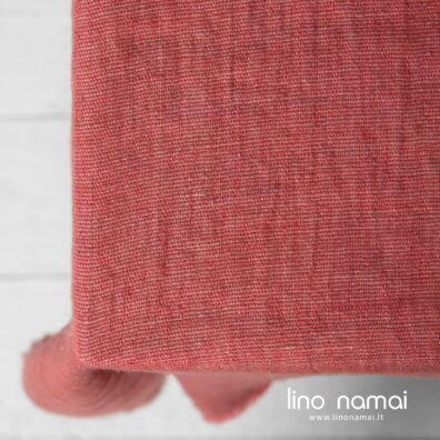 Lininės staltiesės audinys austas drobiniu pynimu iš rausvų ir pilkų verpalų