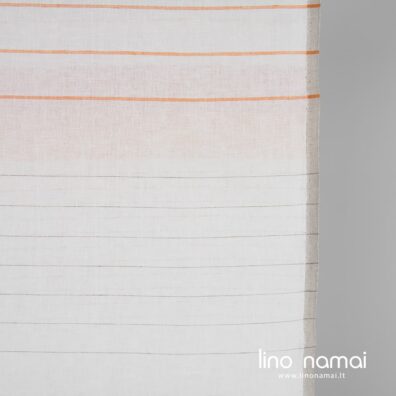 Lino - medvilnės audinys horizontaliais dryžiais iš oranžinių, baltų, natūralios spalvos ir pilkai rusvų verpalų
