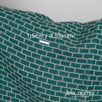 Lino - medvilnės audinys „plytų“ raštu iš žalių, tamsaus turkio spalvos, juodų ir melsvai pilkų verpalų