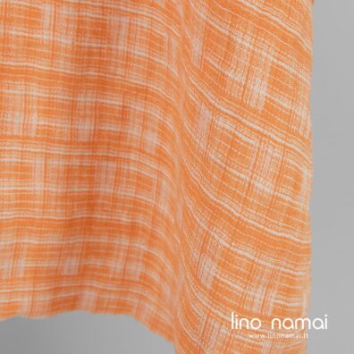 Žakardinis lino audinys stilizuotų langelių raštu iš oranžinių ir pieno baltumo verpalų