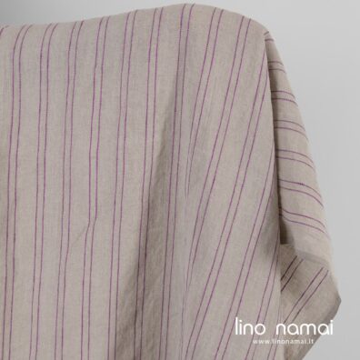 Lininis audinys natūralios spalvos su violetinėmis juostelėmis skalbtas tinka drabužiams ir namų tekstilei siūti