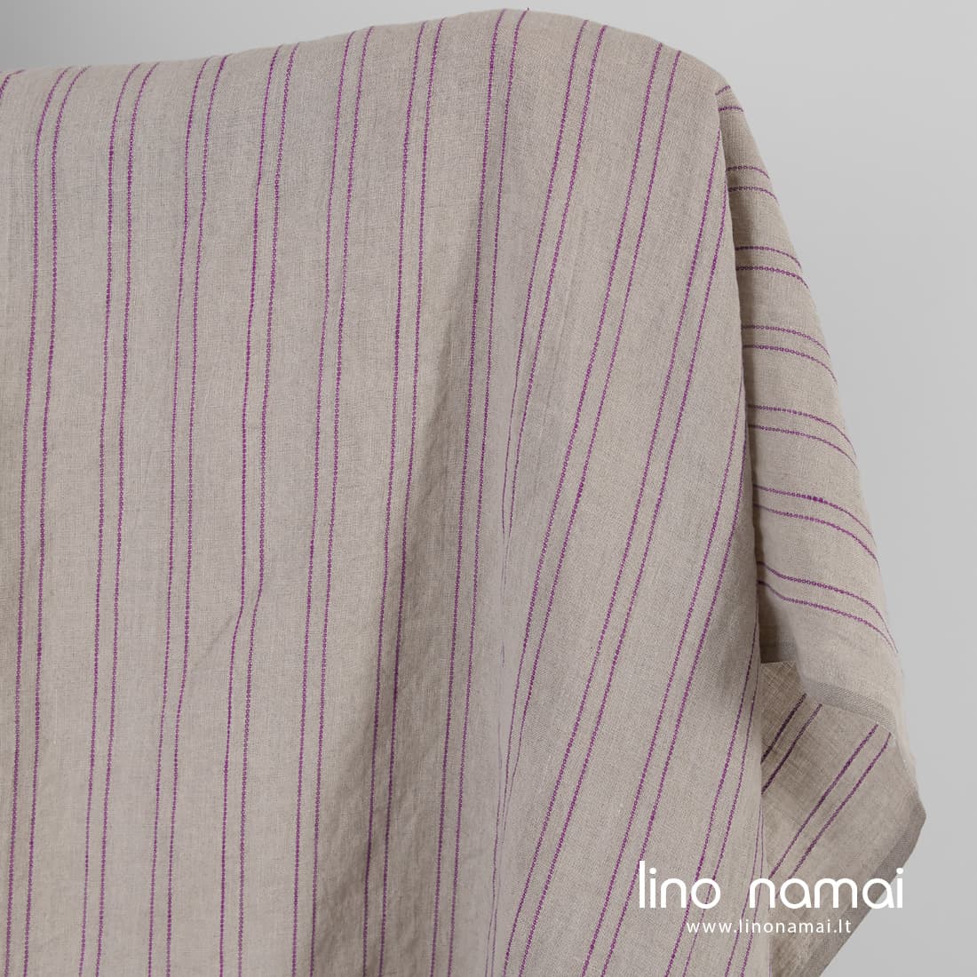 Lininis audinys natūralios spalvos su violetinėmis juostelėmis skalbtas tinka drabužiams ir namų tekstilei siūti