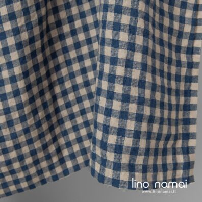 Lininis audinys rusvais ir mėlynais langeliais skalbtas tinka drabužiams ir namų tekstilei siūti