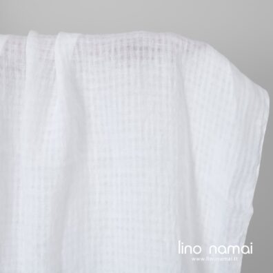 Lininis audinys ryškiai baltas su permatomais langeliais skalbtas minkštas švelnus