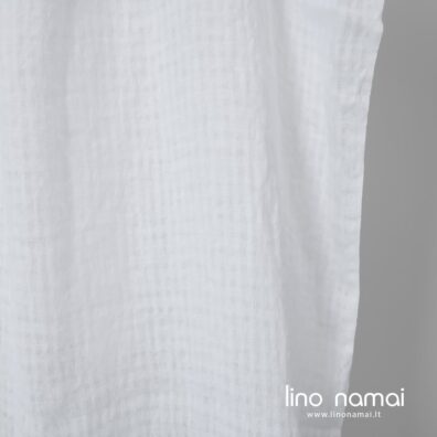 Lininis audinys ryškiai baltas su permatomais langeliais tinka lengviems drabužiams, šalikams, užuolaidoms ir staltiesėms siūti