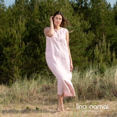 Lininė suknelė iš melanžinio audinio, kuriame suausti rožinai ir šviesios alyvinės spalvos verpalai