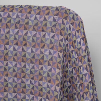 Lininis audinys violetiniais trikampiais skalbtas minkštas švelnus
