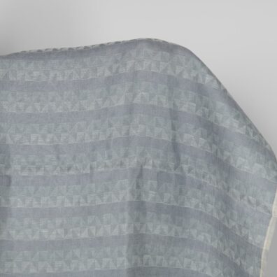 Lininis audinys pilkais ir violetiniais trikampiais
