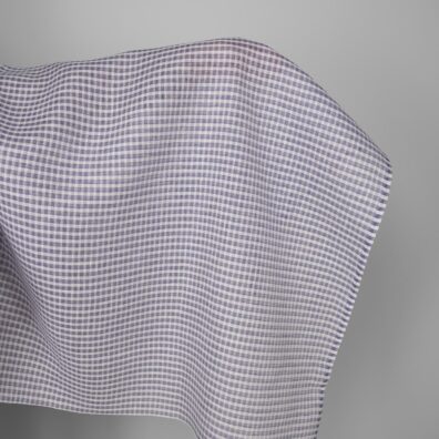 Lininis audinys baltais ir violetiniais permatomais langeliais