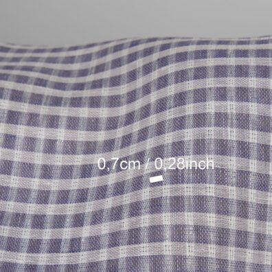 Lininis audinys baltais ir violetiniais permatomais ir tankesnio pynimo langeliais
